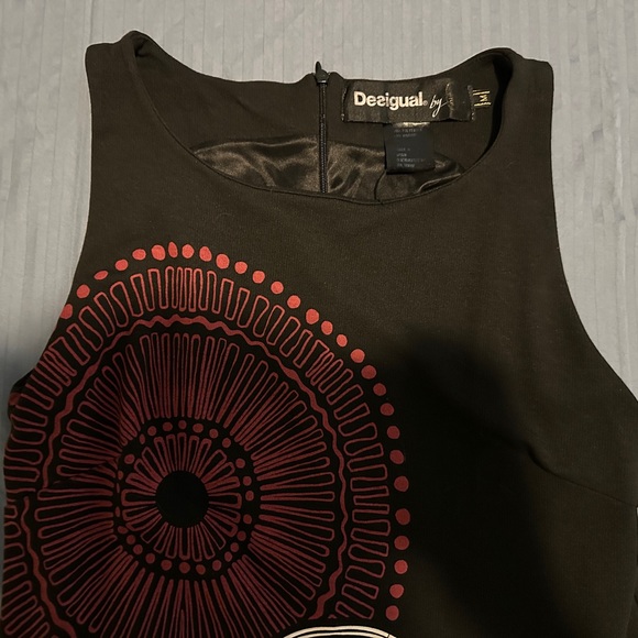 Desigual Elegant Black and White Sleeveless Dress with Red Accents - Picture 3 of 4